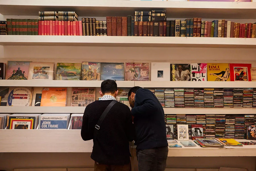 Personas mirando libros