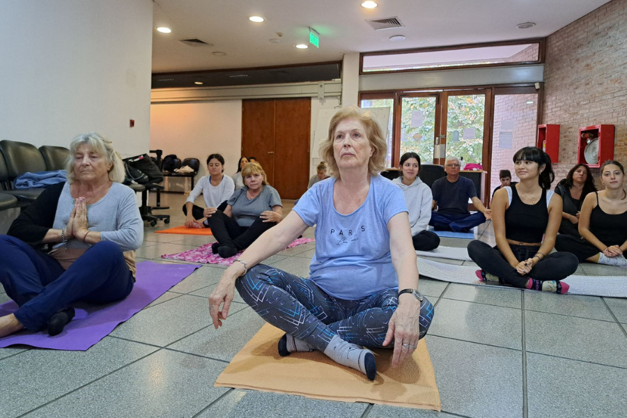 adultos meditando en un taller de yoga