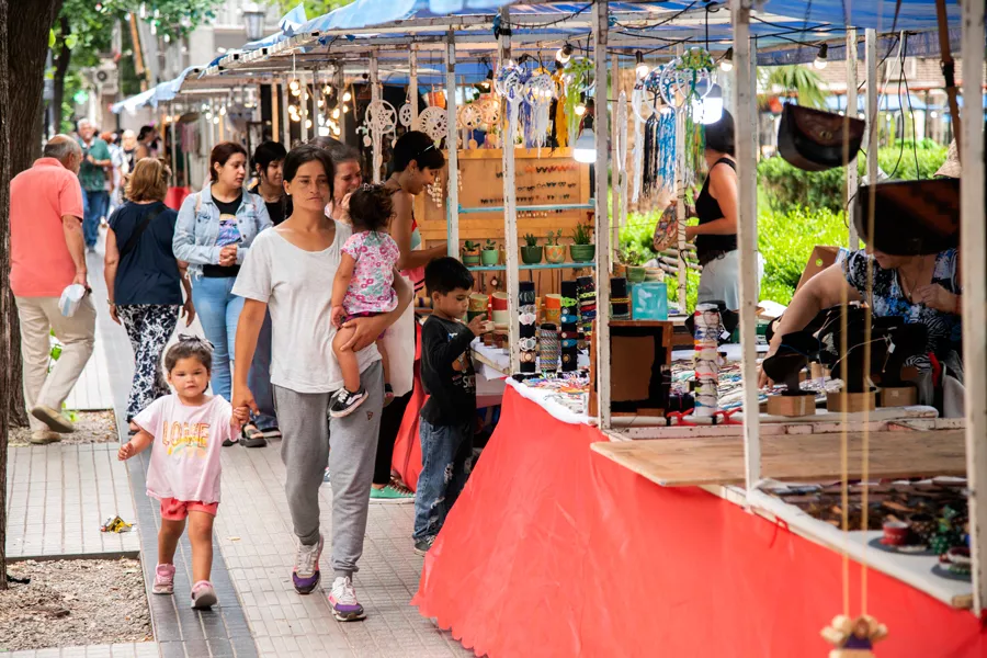 feria en plaza pringles