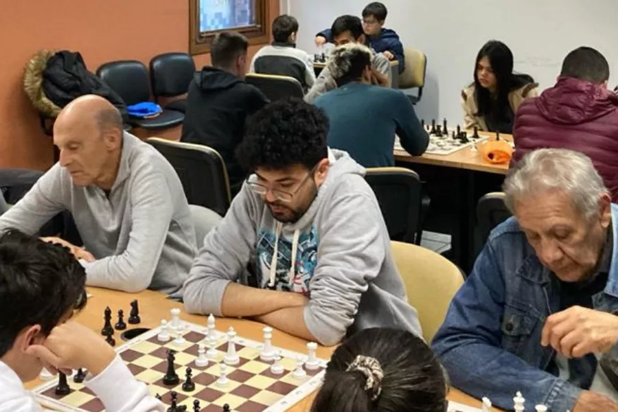 Personas jugando al ajedrez