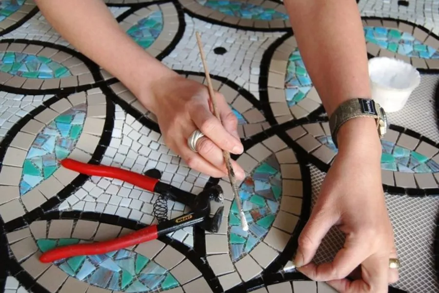 manos en obra de mosaiquismo