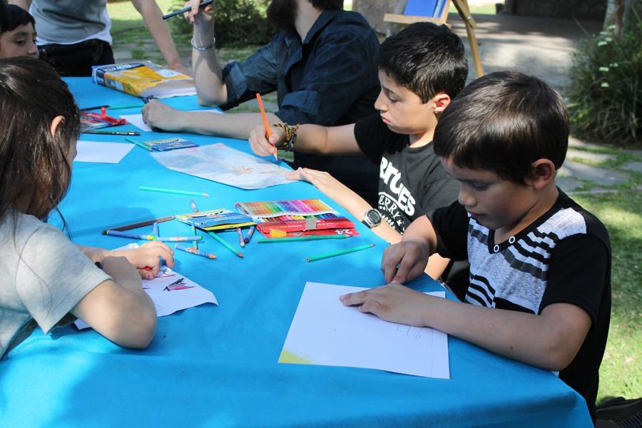 Niños en taller de dibujo