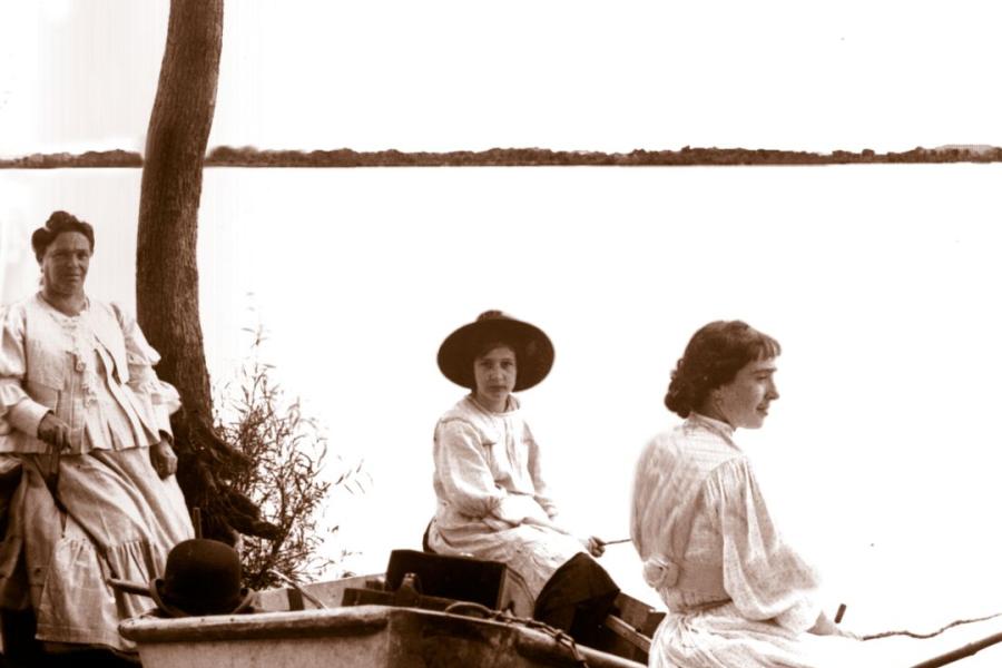 Imagen historia de tres mujeres sentadas en una lancha a orillas del río Paraná