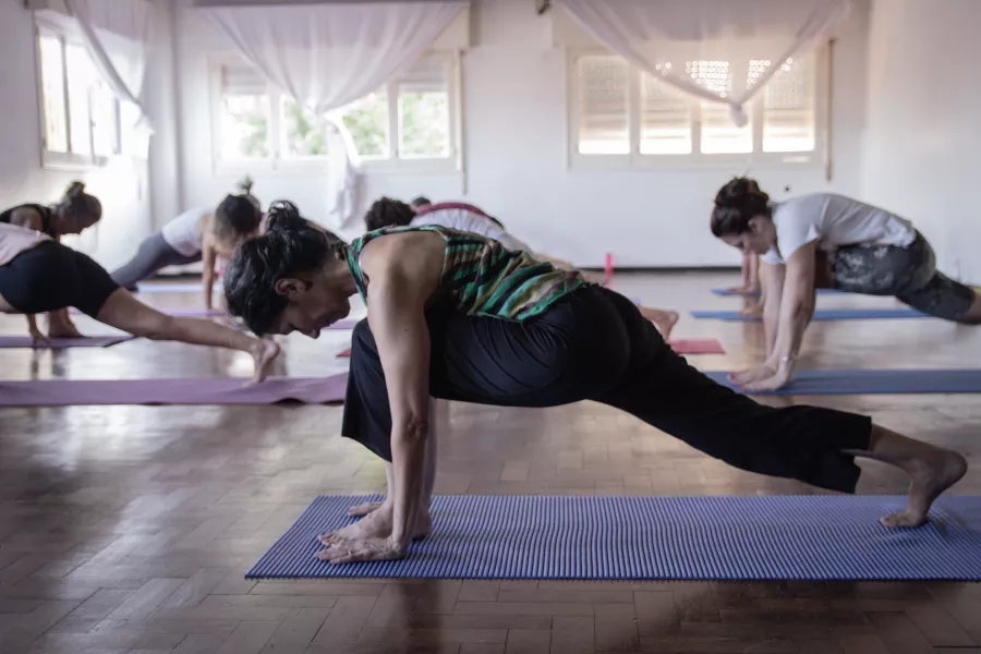 Personas haciendo yoga