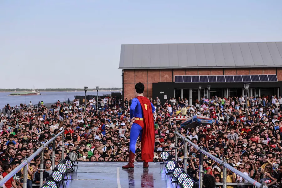 Desfile cosplay con superman