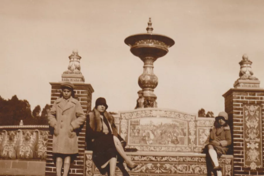 foto histórica fuente de los españoles. señora con niños