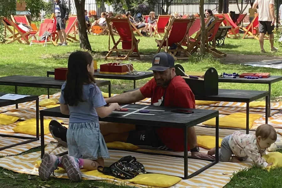 Padre e hija jugando bajo los árboles