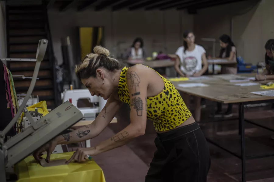 Profesora mostrando como sublimar