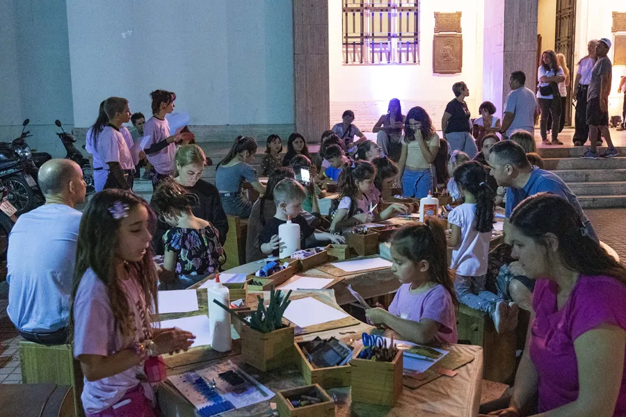 Niños y niñas en la explanada del Museo Castagnino