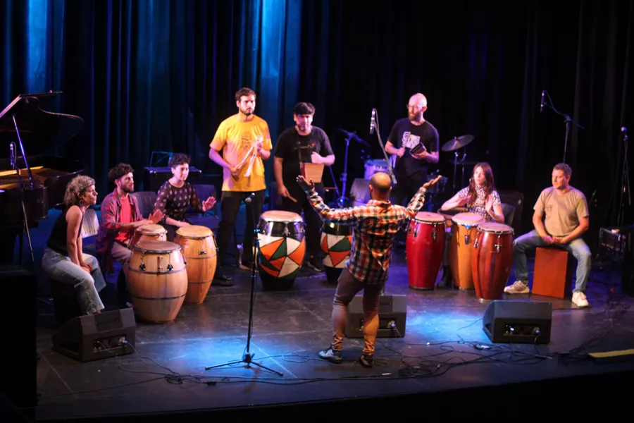 músicos tocando tambores en un escenario