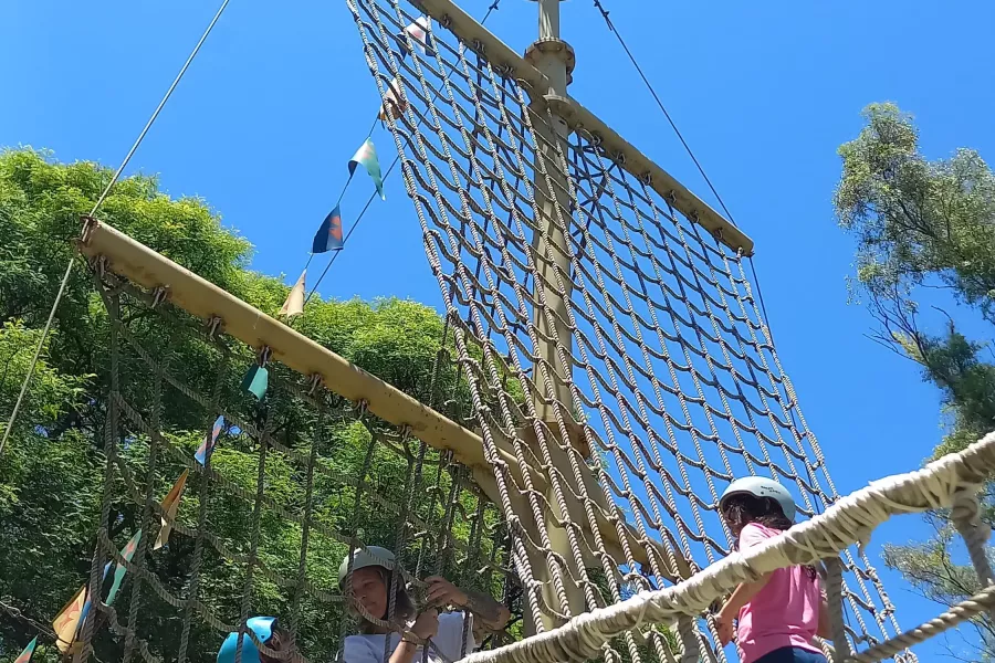 Niños jugando entre las redes en La Máquina de Trepar de El Jardín de los Niños