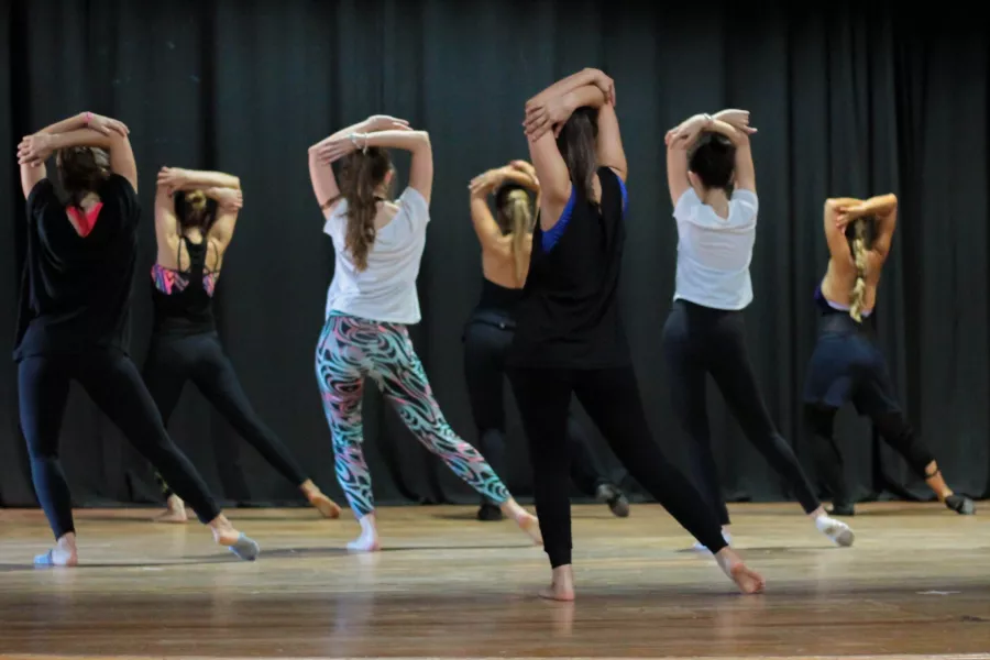 Bailarinas en plena clase de danza jazz