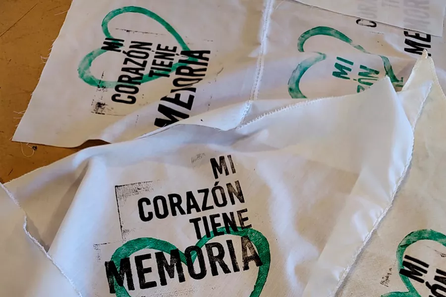 Pañuelos estampados con la frase Mi corazón tiene memoria