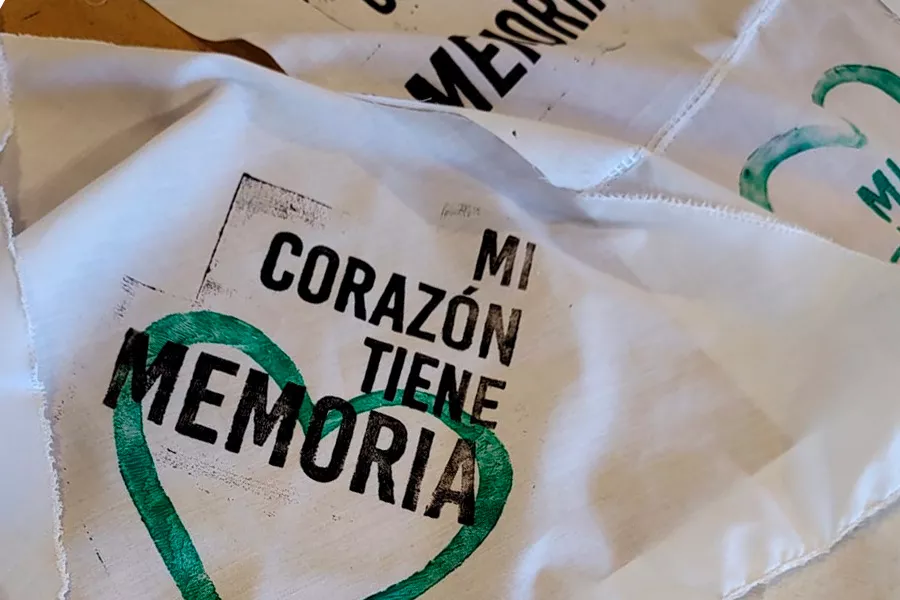Pañuelo estampado con la frase Mi corazón tiene memoria