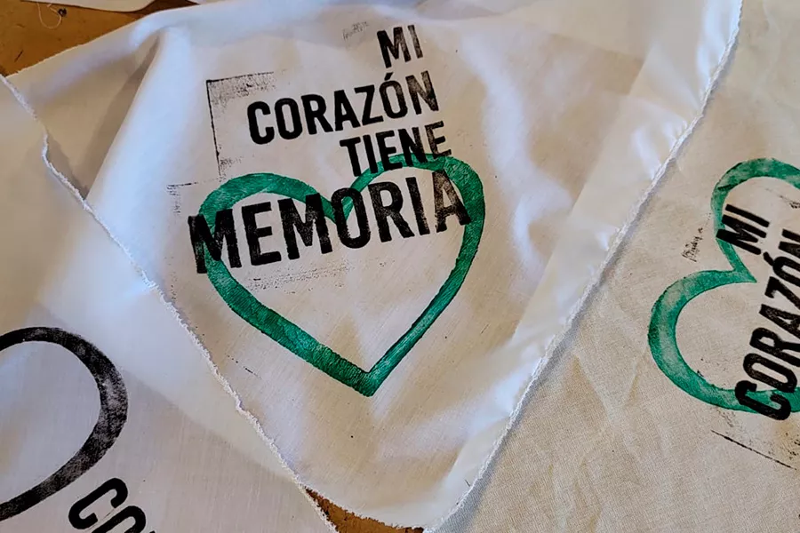 Pañuelo estampado con la frase Mi corazón tiene memoria