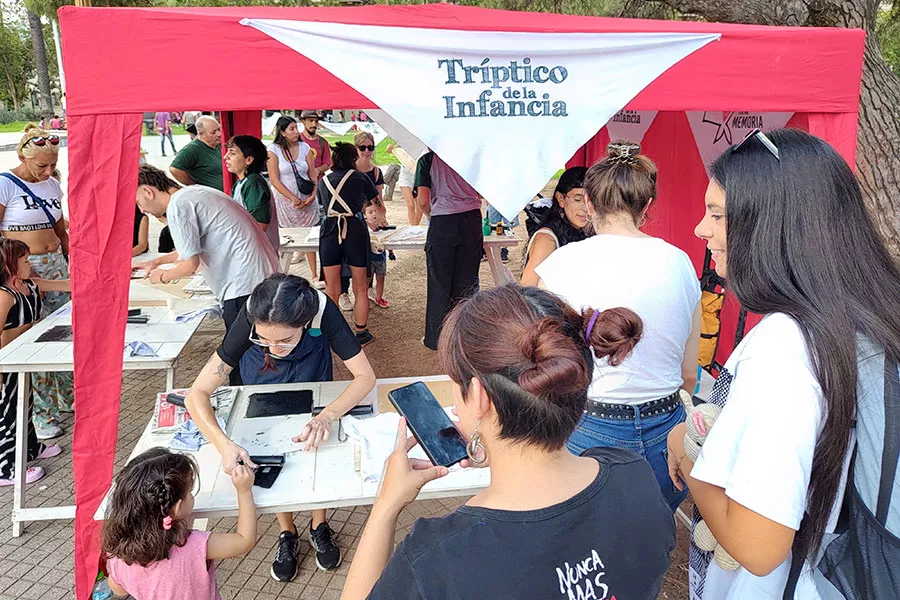 Actividad de estampado de páñuelos en stand en la plaza