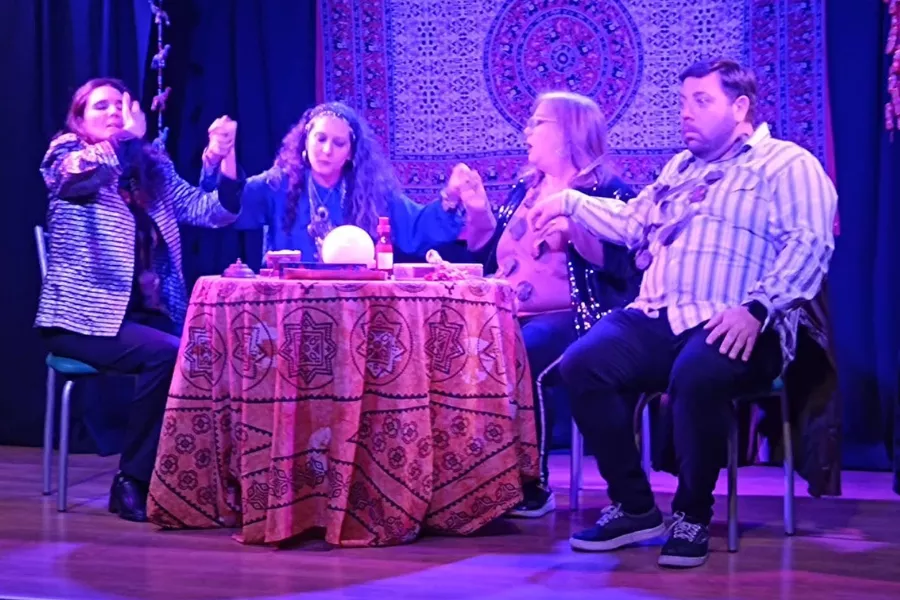 Teatro: cuatro personajes de la obra en el escenario
