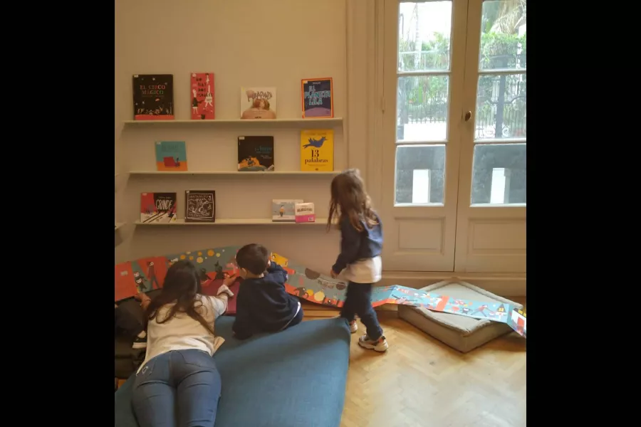 Personas en la Casa Imaginada.