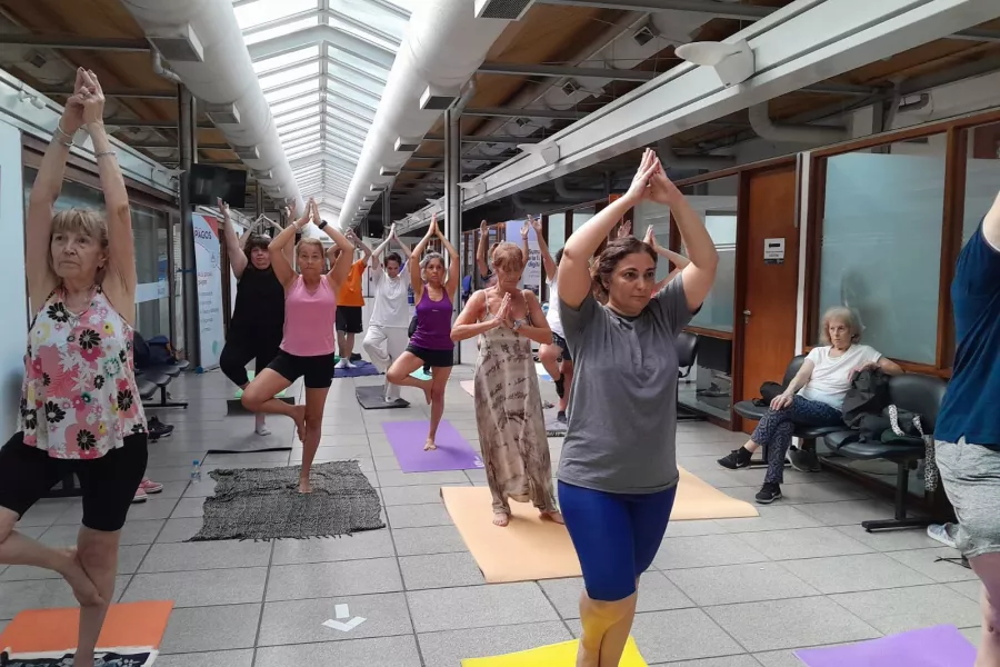 Clase de yoga en el CMD Centro