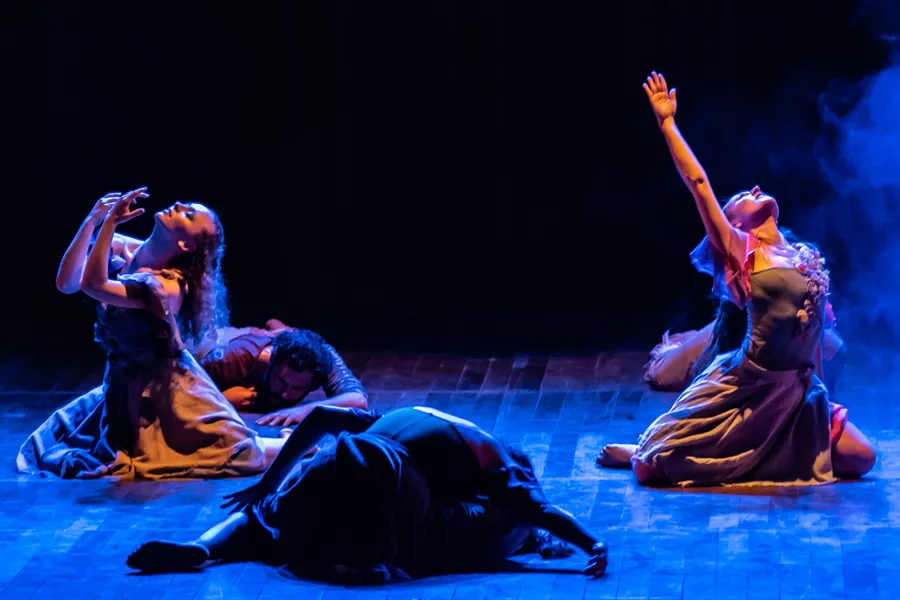 mujeres bailando en el escenario