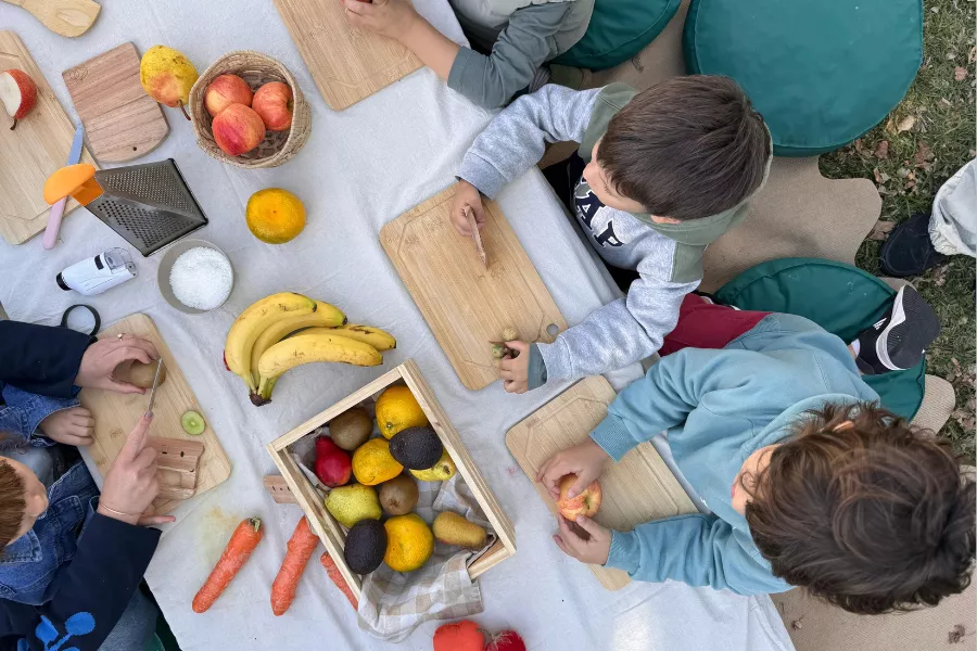 Niños en una mesa. Vista desde arriba