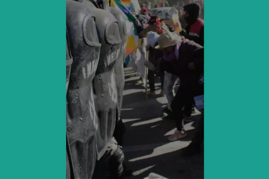 Imagen de escudos y de personas enfrentadas.