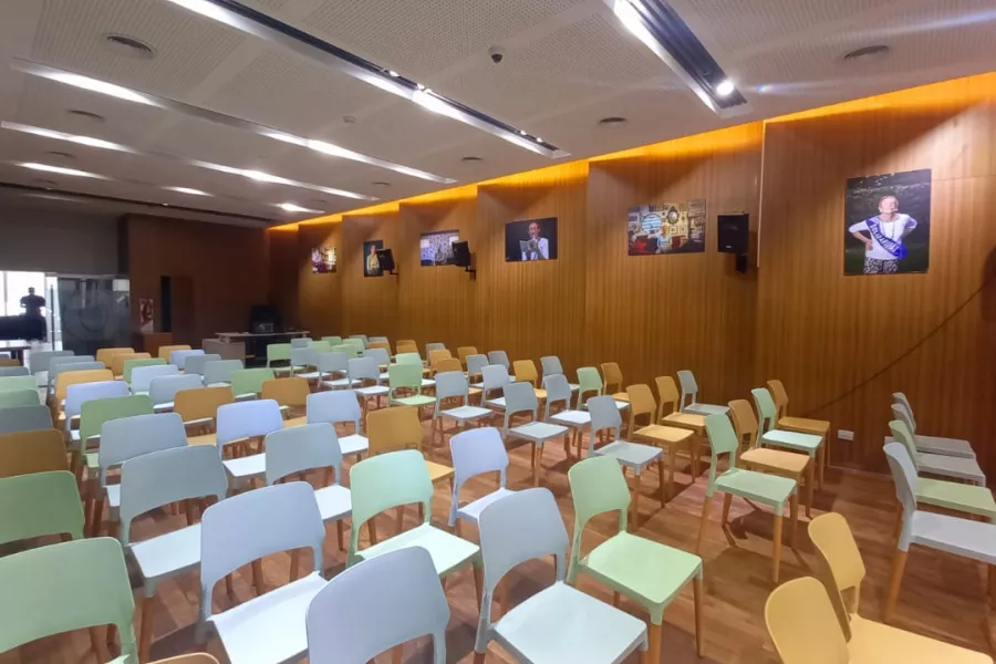 Se encuentran sillas de diferentes colores en la Sala Angélica Gorodischer.