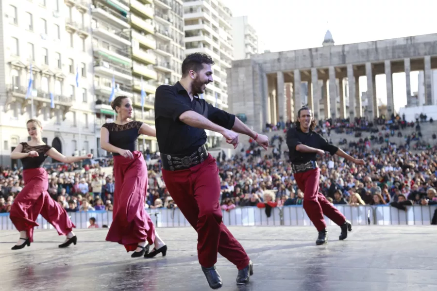 Bailarines de danzas argentinas usando el Monumento a la bandera como escenario. 