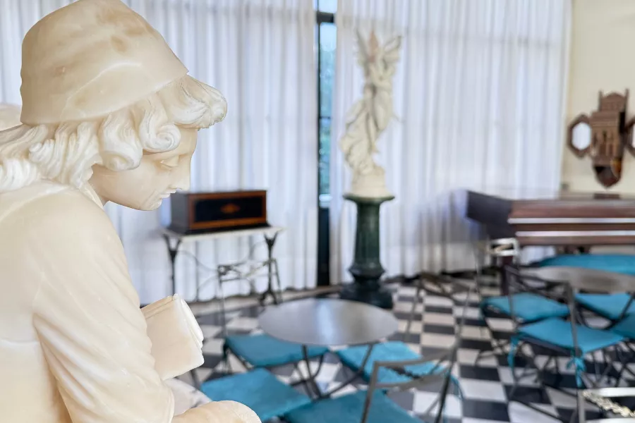 Escultura de niño leyendo en la Loggia del Museo Estevez