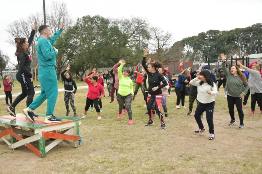 Grupo de personas haciendo zumba