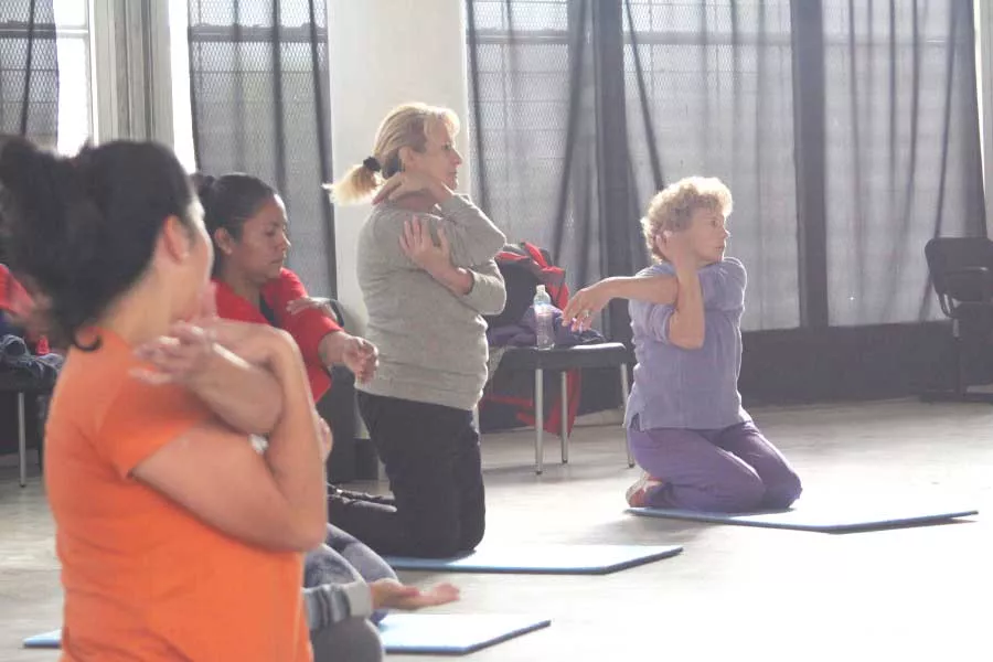 Mujeres en gimnasia en el sum del oeste