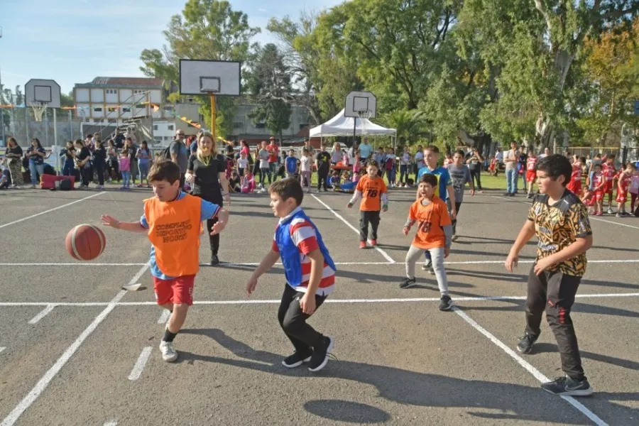 Niños del oeste jugando