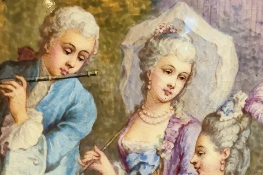 Dibujo en el jarron de jade de la sala francesa