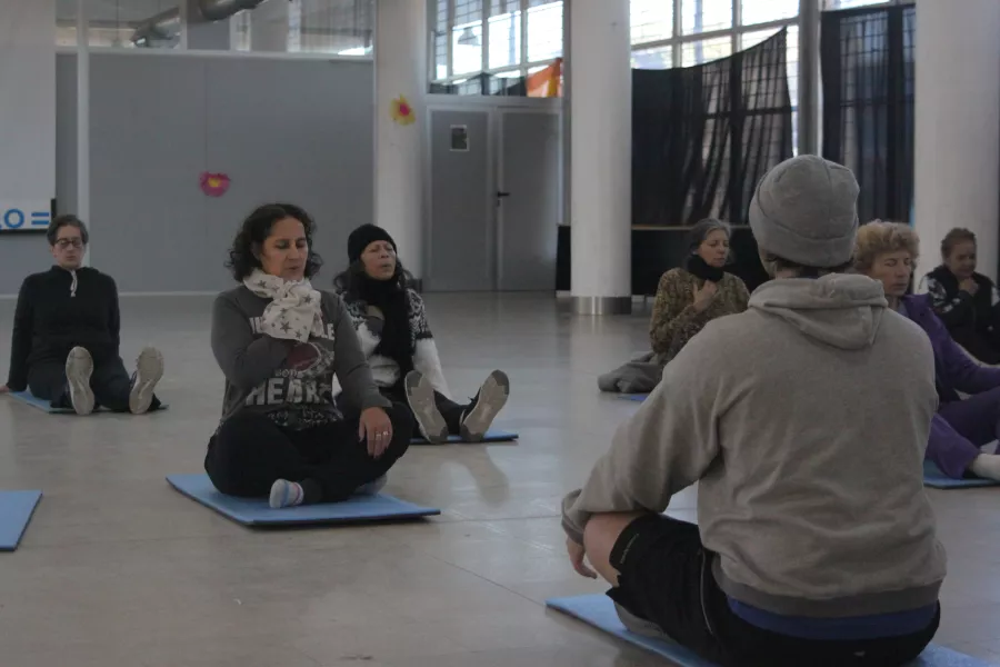 Haciendo yoga en el sum del oeste