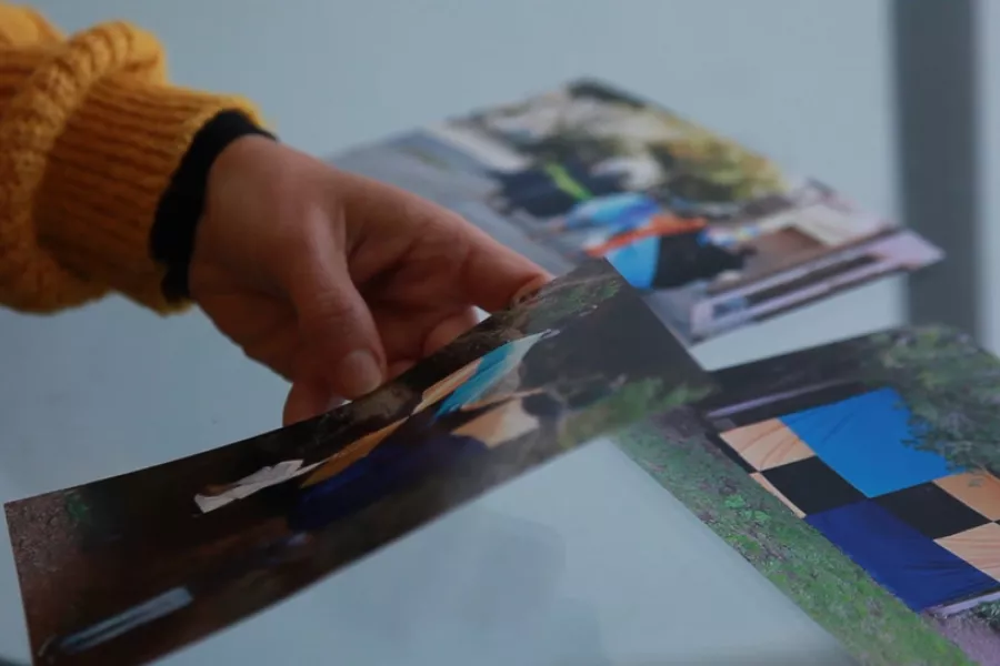 mano sosteniendo una fotografía