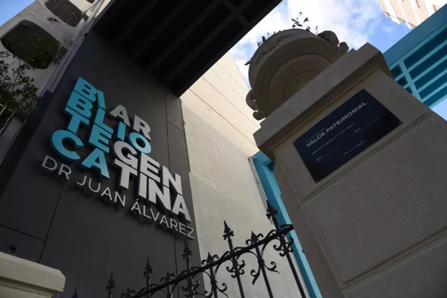 Es la fachada de la biblioteca argentina de Rosario, ubicada en Dr. Álvarez 1550