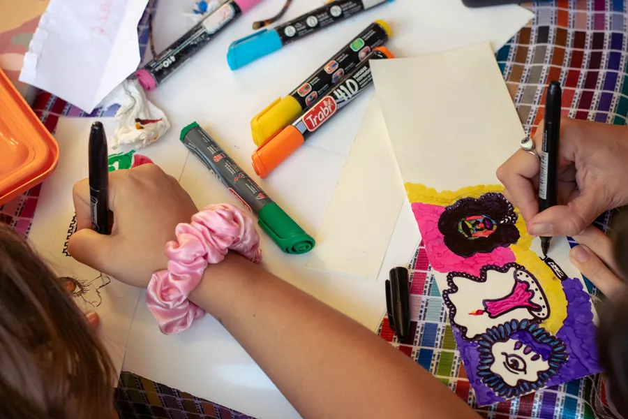 niños dibujando