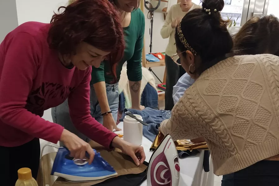 Abiertos en el CEC: intervención y reciclaje de prendas