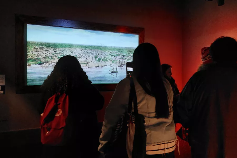 Foto de la apertura de la muestra origenes