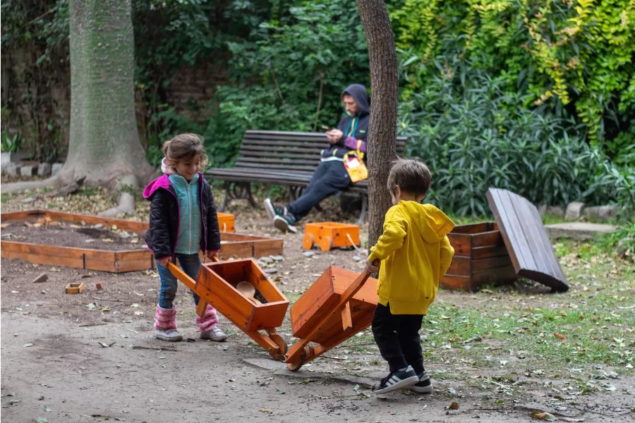 Un niño y una niña jugando en el jardín de Estación Embarcaderos