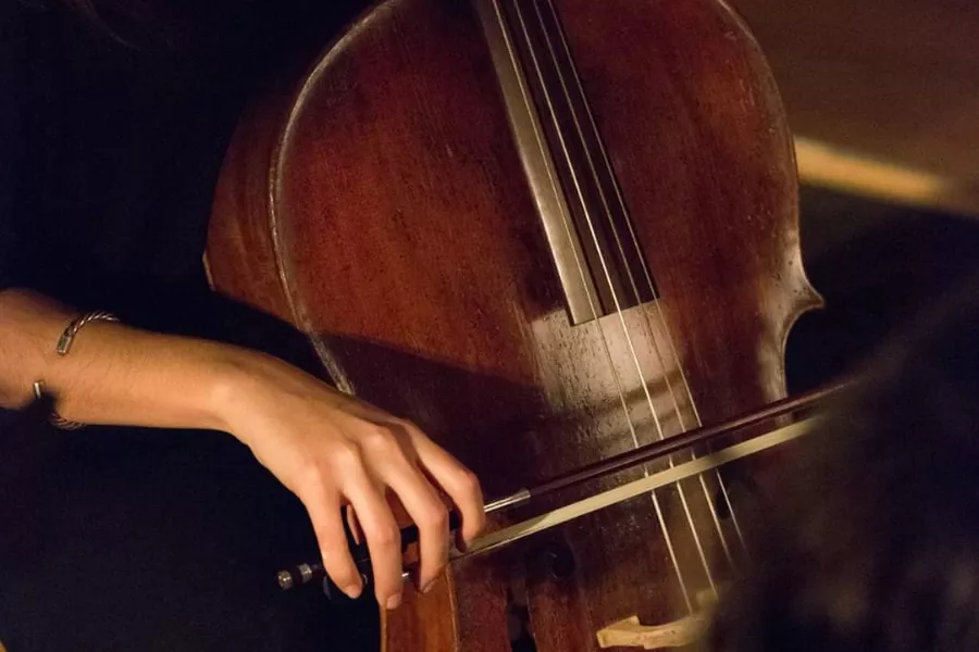 alguien tocando el violoncello