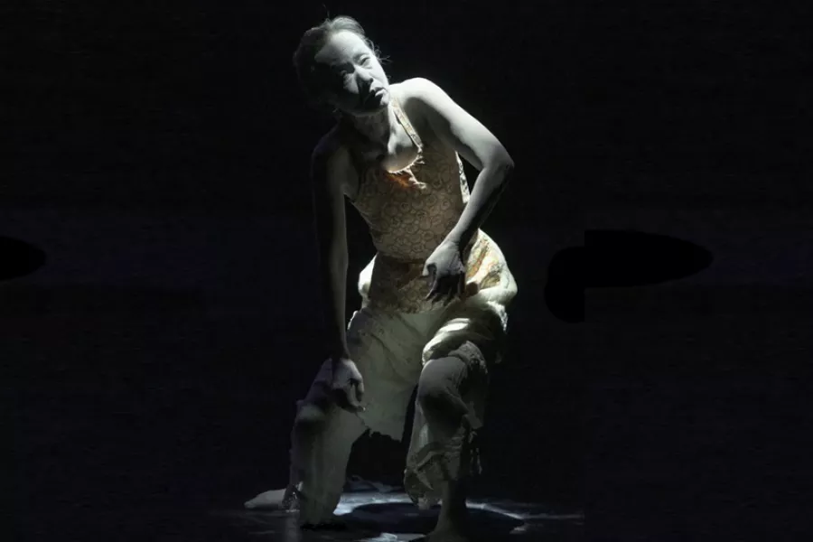 Bailarina japonesa sobre el escenario