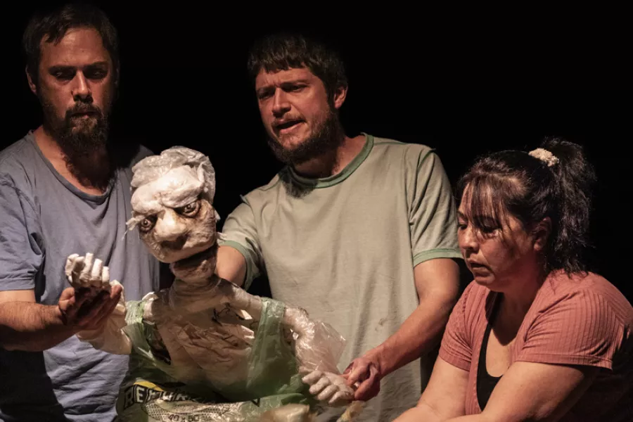 Dos actores y dos actrices sosteniendo una marioneta