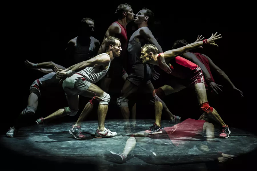 Una actriz y un actor, con ropa deportiva, enfrentados en el escenario con actitud deportiva