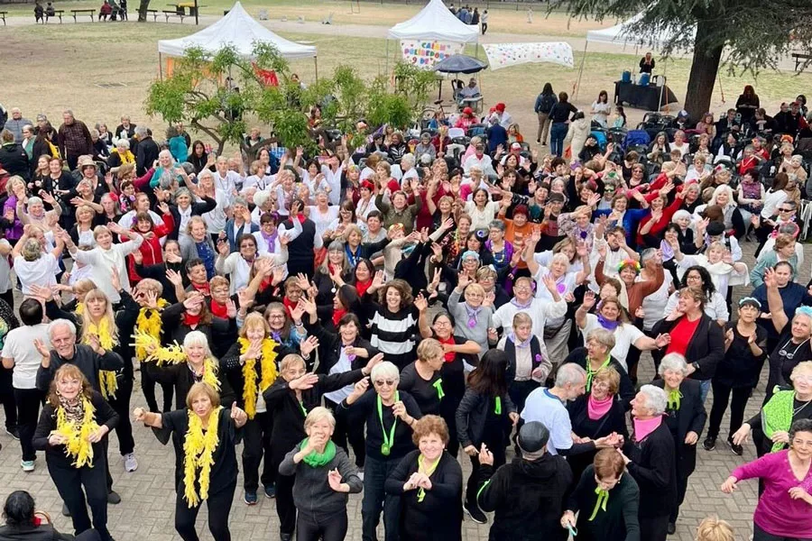 personas mayores en calle recreativa