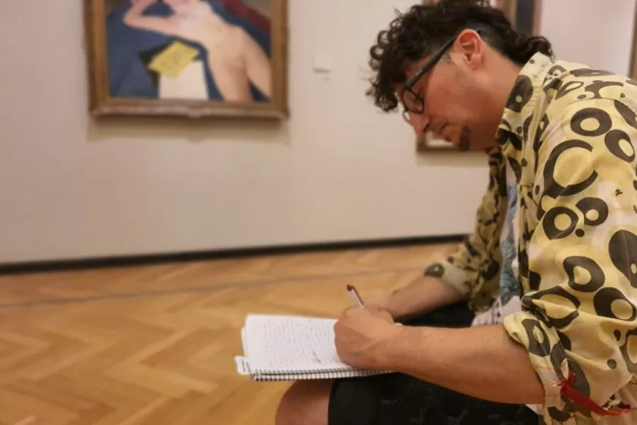 Persona escribiendo 