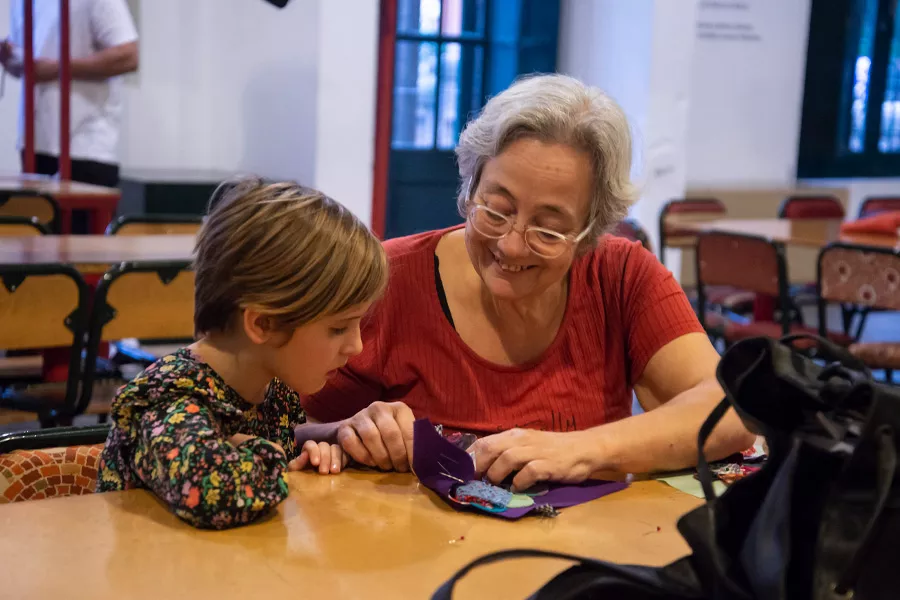 Abuela y nieta cosiendo en el Espacio textil en La Isla de los Inventos