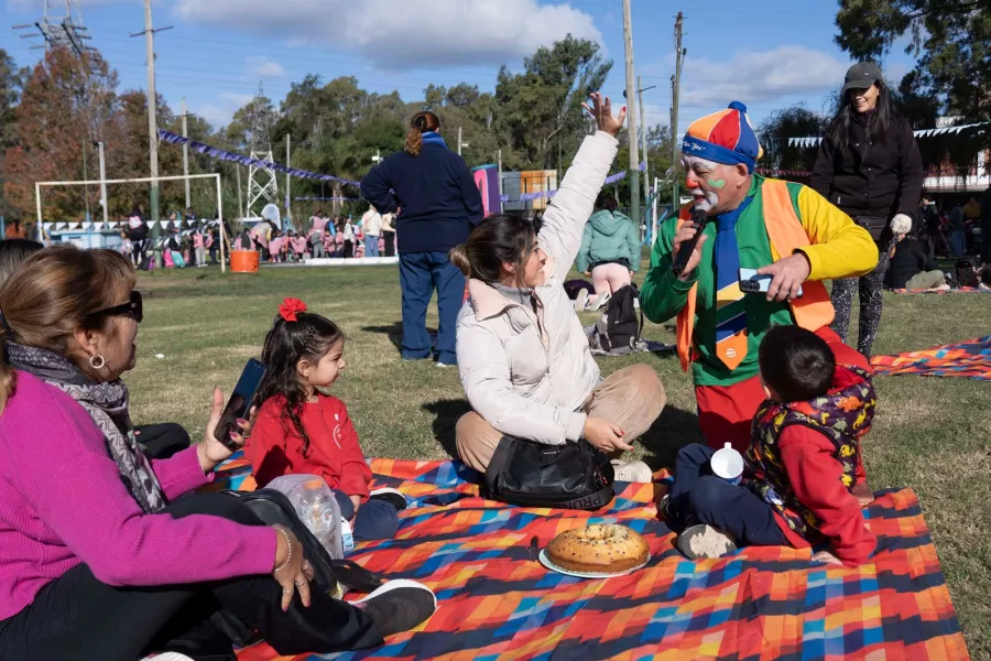 familia haciendo picnic junto a un payaso