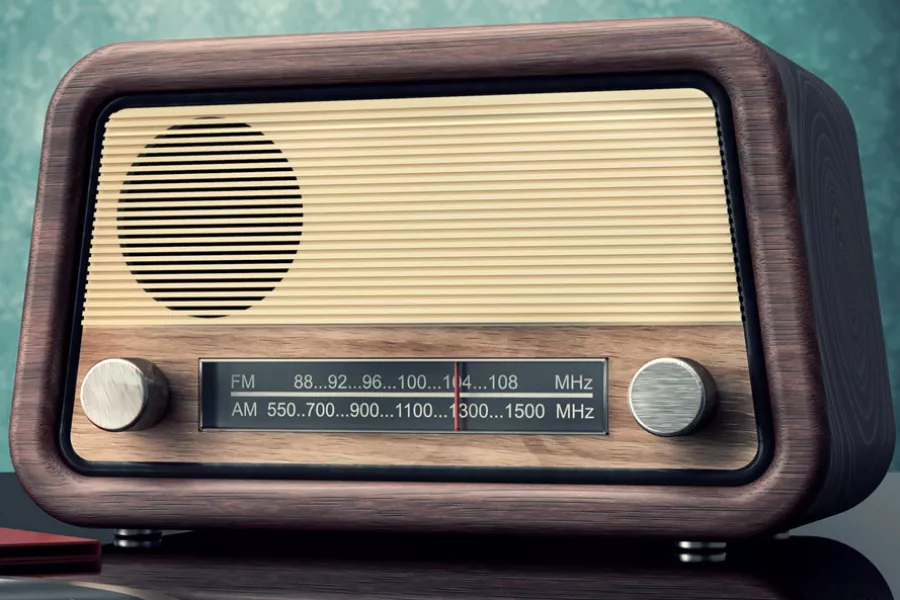 Es la imagen de una radio antigua de madera 