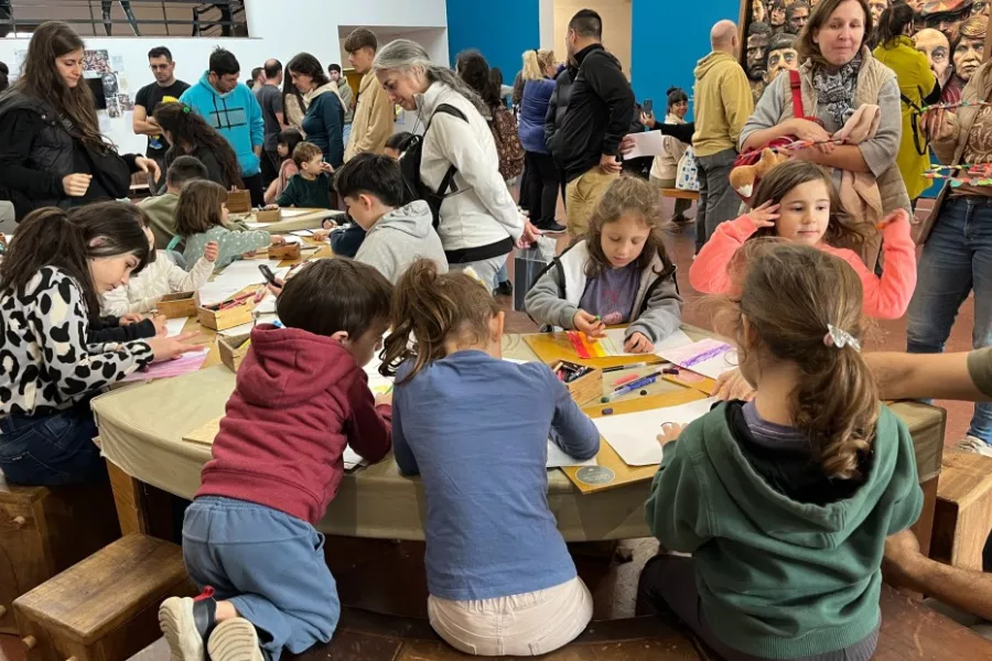 Niños en el taller creativo